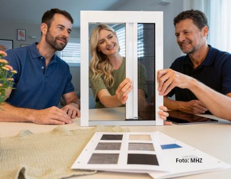 Insektenschutz. Eine Frau und zwei Männer im Beratungsgespräch.